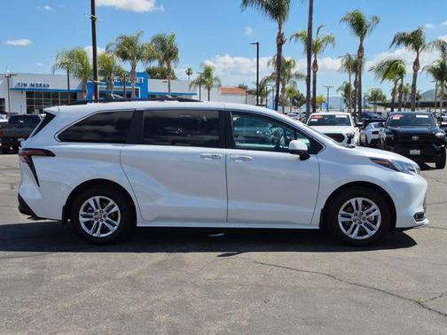 2025 Toyota Sienna XLE