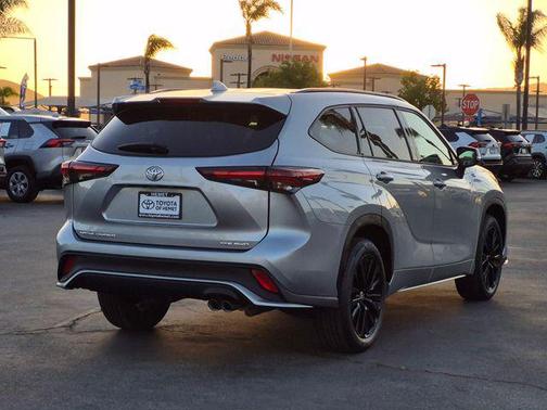 Celestial Silver Metallic 2025 Toyota Highlander XSE