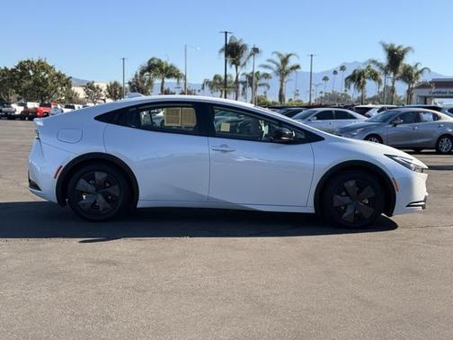 2025 Toyota Prius Plug-In Hybrid SE