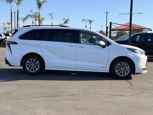 2021 Toyota Sienna LE