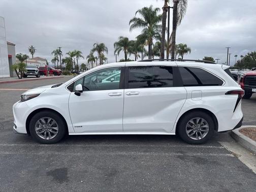 2021 Toyota Sienna LE