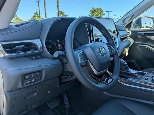 2025 Toyota Highlander Platinum