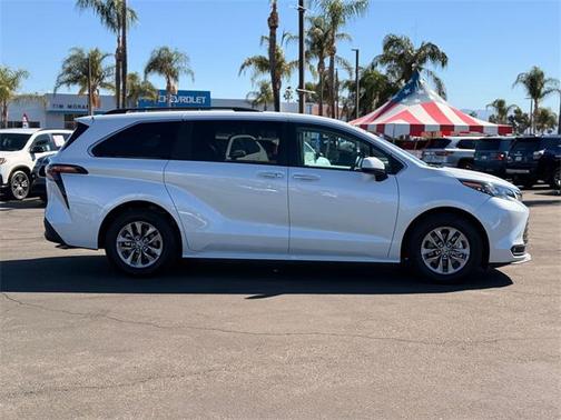 2025 Toyota Sienna XLE