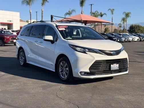 2021 Toyota Sienna XLE 8 Passenger