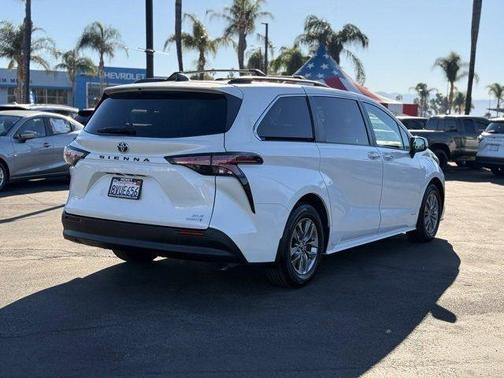 2021 Toyota Sienna XLE 8 Passenger