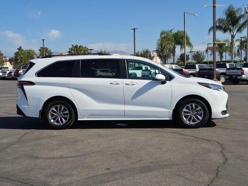 2022 Toyota Sienna LE