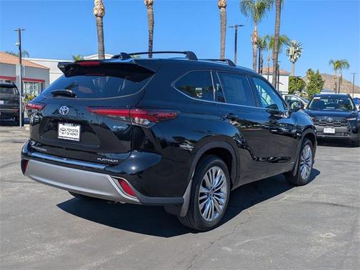 2025 Toyota Highlander Hybrid Platinum