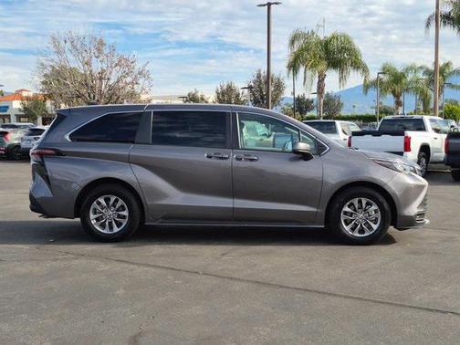 2024 Toyota Sienna LE