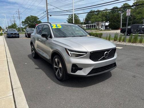 Silver Dawn Metallic 2025 Volvo XC40 B5 Plus Dark Theme