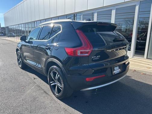 2025 Volvo XC40 B5 Core Bright Theme