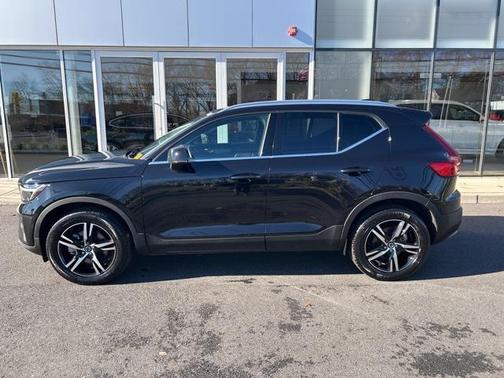 2025 Volvo XC40 B5 Core Bright Theme