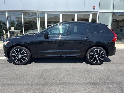 2024 Volvo XC60 B5 Plus Dark Theme