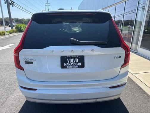 2022 Volvo XC90 T6 Momentum