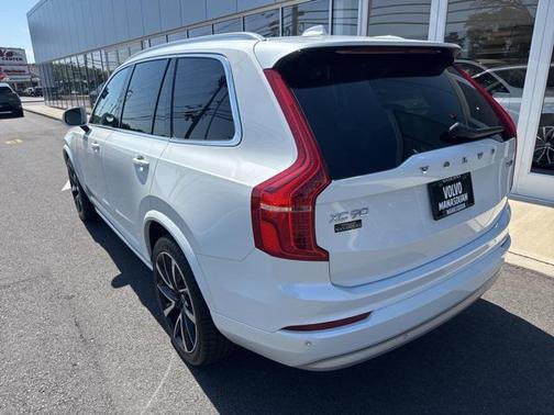 2022 Volvo XC90 T6 Momentum