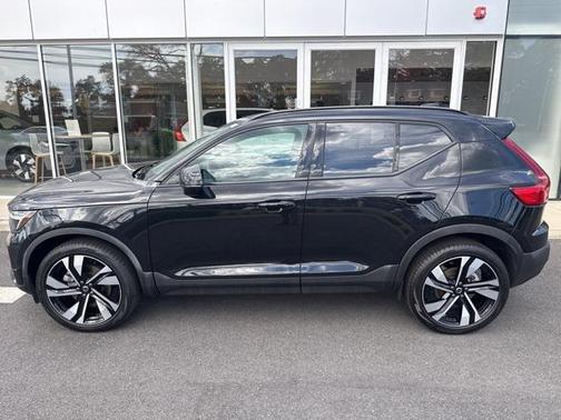 2025 Volvo XC40 B5 Plus Dark Theme