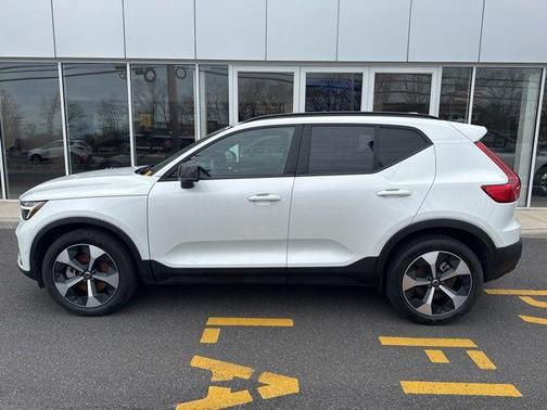 2025 Volvo XC40 B5 Plus Dark Theme