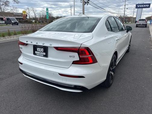 2024 Volvo S60 B5 Core Dark Theme