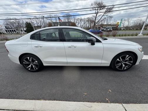 2024 Volvo S60 B5 Core Dark Theme
