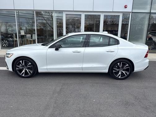 2024 Volvo S60 B5 Core Dark Theme