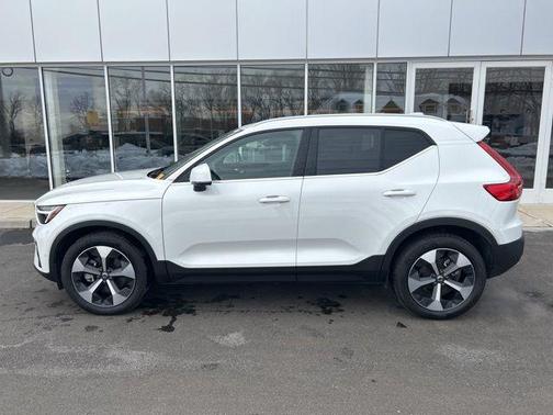 2025 Volvo XC40 B5 Plus Bright Theme