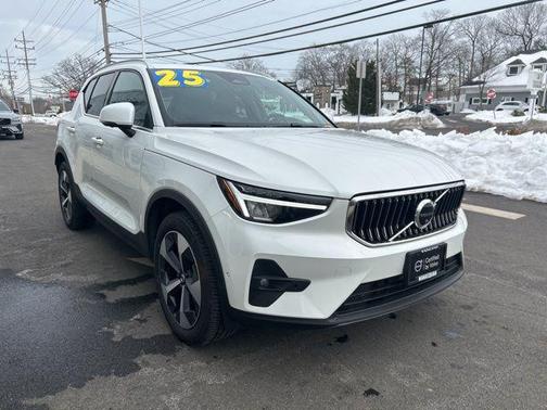 2025 Volvo XC40 B5 Plus Bright Theme