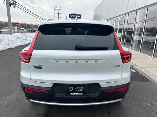 2025 Volvo XC40 B5 Plus Bright Theme