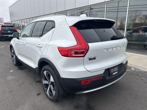 2025 Volvo XC40 B5 Plus Bright Theme