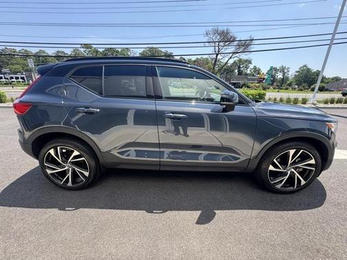 2022 Volvo XC40 T5 R-Design