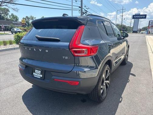 2022 Volvo XC40 T5 R-Design