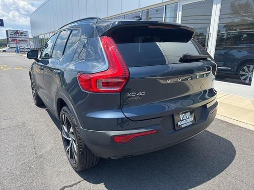2022 Volvo XC40 T5 R-Design