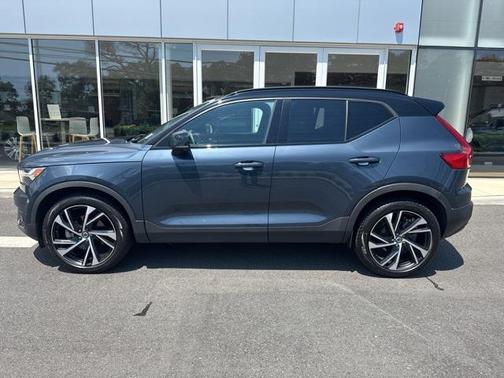 2022 Volvo XC40 T5 R-Design