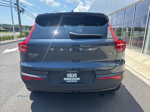 2022 Volvo XC40 T5 R-Design