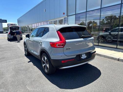 Vapour Grey Metallic 2025 Volvo XC40 B5 Plus Bright Theme
