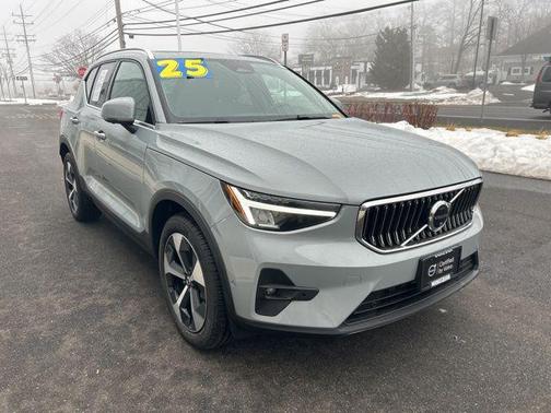 2025 Volvo XC40 B5 Plus Bright Theme