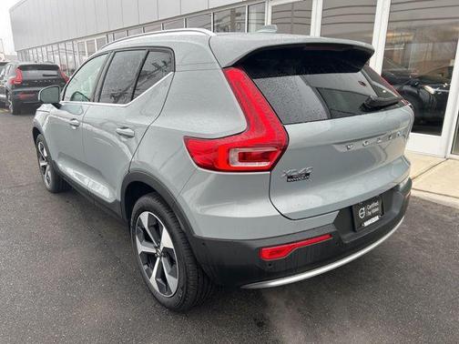 2025 Volvo XC40 B5 Plus Bright Theme