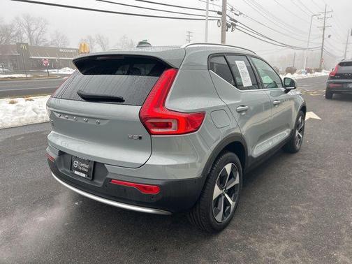 2025 Volvo XC40 B5 Plus Bright Theme