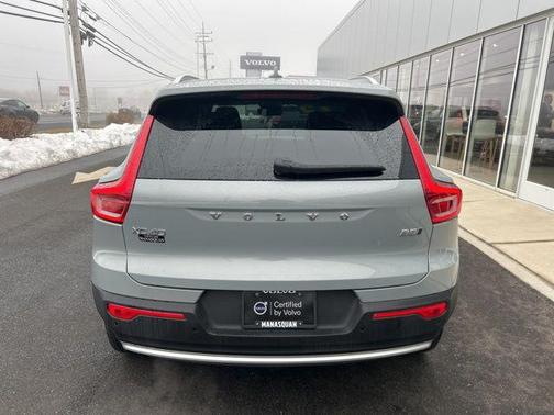 2025 Volvo XC40 B5 Plus Bright Theme