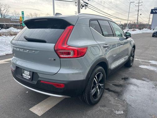 2025 Volvo XC40 B5 Core Bright Theme