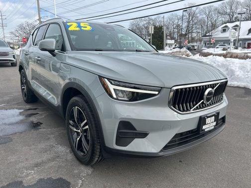 2025 Volvo XC40 B5 Core Bright Theme