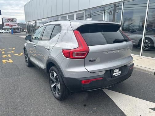 2025 Volvo XC40 B5 Plus Dark Theme