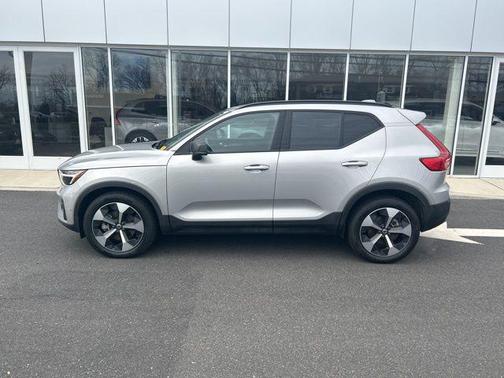 2025 Volvo XC40 B5 Plus Dark Theme