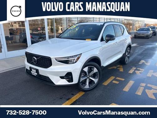 2025 Volvo XC40 B5 Plus Dark Theme