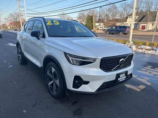 2025 Volvo XC40 B5 Plus Dark Theme