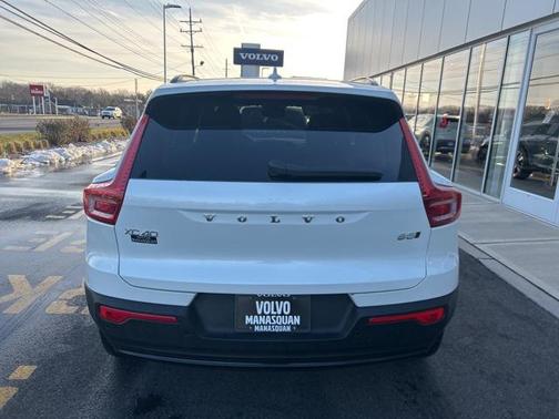 2025 Volvo XC40 B5 Plus Dark Theme