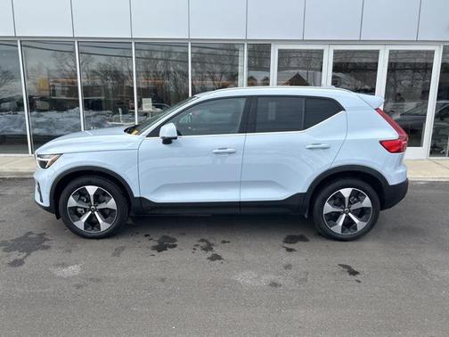2025 Volvo XC40 B5 Plus Bright Theme