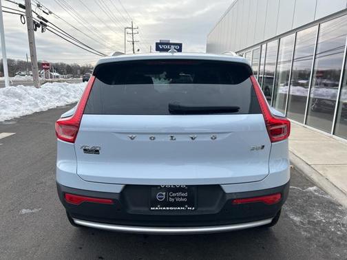 2025 Volvo XC40 B5 Plus Bright Theme