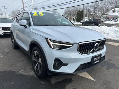 2025 Volvo XC40 B5 Plus Bright Theme