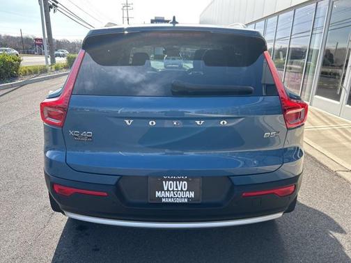 2023 Volvo XC40 B5 Plus Bright Theme