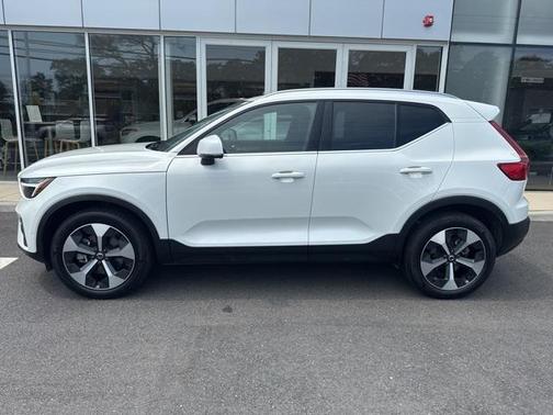 2025 Volvo XC40 B5 Plus Bright Theme