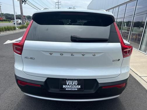 2025 Volvo XC40 B5 Plus Bright Theme